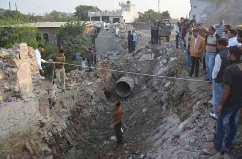 Bhilwara, bhilwara news, Rural intertwined in bhilwara, Latest news in bhilwara, Bhilwara News in hindi, Hindi News in bhilwara, Latest hindi news in bhilwara पाइपलाइन के लिए अवाप्त भूमि को लेकर आपस में उलझे ग्रामीण