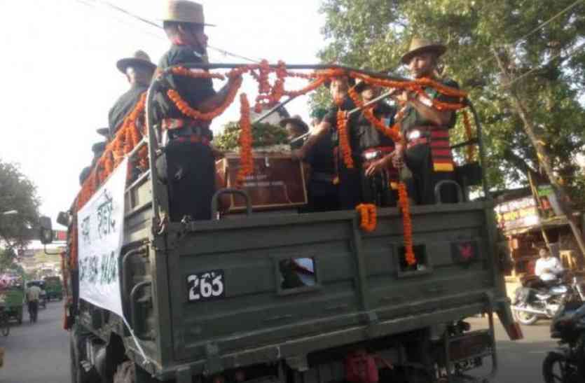 martyr rajendra in gaurisar churu शहीद राजेन्द्र का पार्थिव देह दिल्ली से चूरू के लिए रवाना, गौरीसर में पसरा सन्नाटा