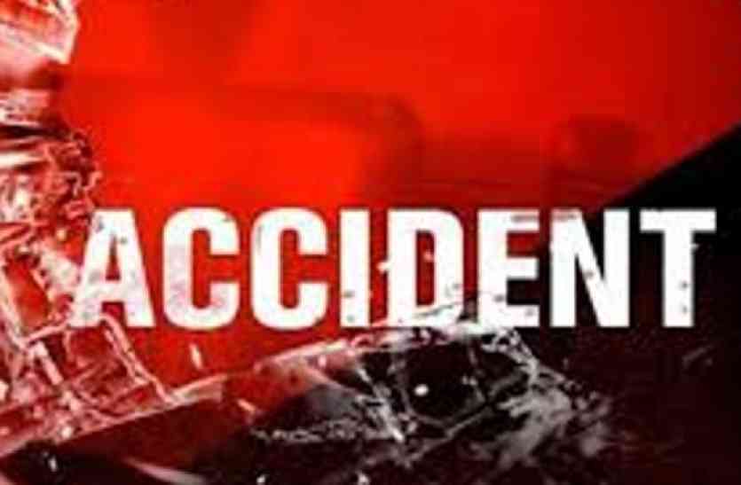 Road accident दीघा से लौटते समय बोलेरो-ट्रक में भिड़ंत,पांच जनों की मौत