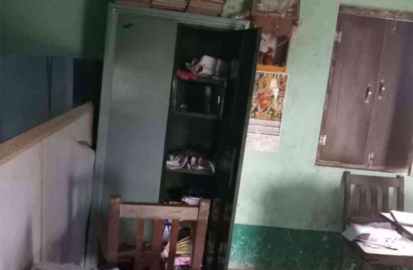 theft in azamgarh school including computer चोरों ने लूट लिया आजमगढ़ का स्कूल, बच्चों के कंप्यूटर तक नहीं छोड़े