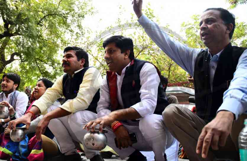 jaipur जाने ऐसा क्या हुआ कि बोतल—लोटा लेकर निगम मुख्यालय के बाहर ही बैठ गए लोग
