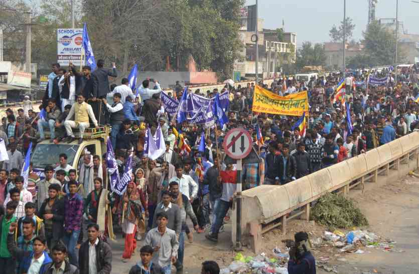 thousand of people organised a huge rally in alwar अम्बेडकर मूर्ति विवाद: हजारों लोगों ने रैली निकाली, जताया विरोध