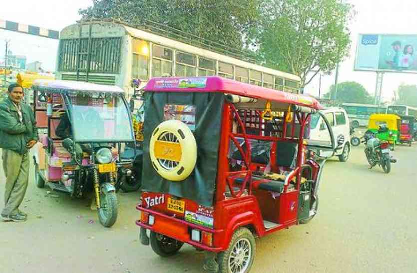 people parking their vehicles after closing of railway crossing यहां रेलवे फाटक बंद हुआ तो बन गया अवैध वाहन स्टेण्ड
