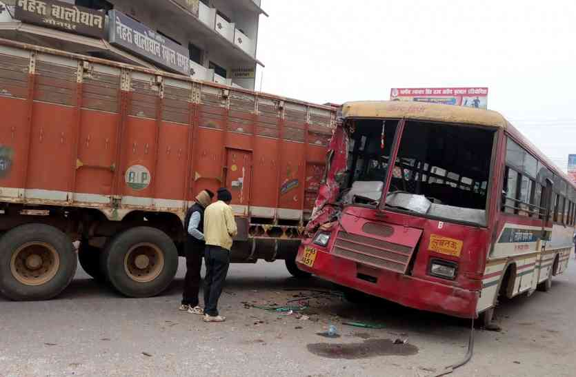 accident यूपी के जौनपुर में भीषण सड़क हादसा, यात्रियों से भरी बस की ट्रक से सीधी टक्कर