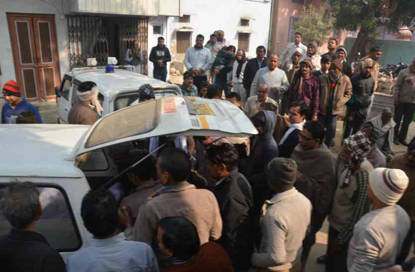 four family member dead in road accident यहां कोहरे के बीच पोखर में गिरी गाड़ी, एक परिवार के चार जनों की मौत