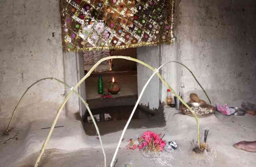 Sweet water in the ceiling of the house घर की चौखट से अविरल रिस रहा मीठा पानी... जाने क्या मामला