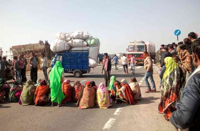 police, death, accident, body, datia news in hindi, mp news परिजनों ने शव को रखकर लगाया हाईवे पर जाम