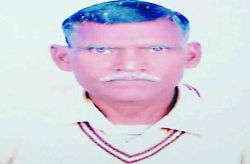 man committed suicide,crime news,suicide,datia news,madhya pradesh news कर्ज से तंग आकर रिटायर्ड कर्मचारी ने उठाया ये खौफनाक कदम, लोग देखकर रहे गए सन