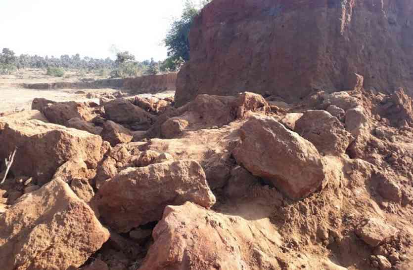 balaghat news मिट्टी की अवैध खदान धसकी, दो मजदूरों की मौके पर मौत