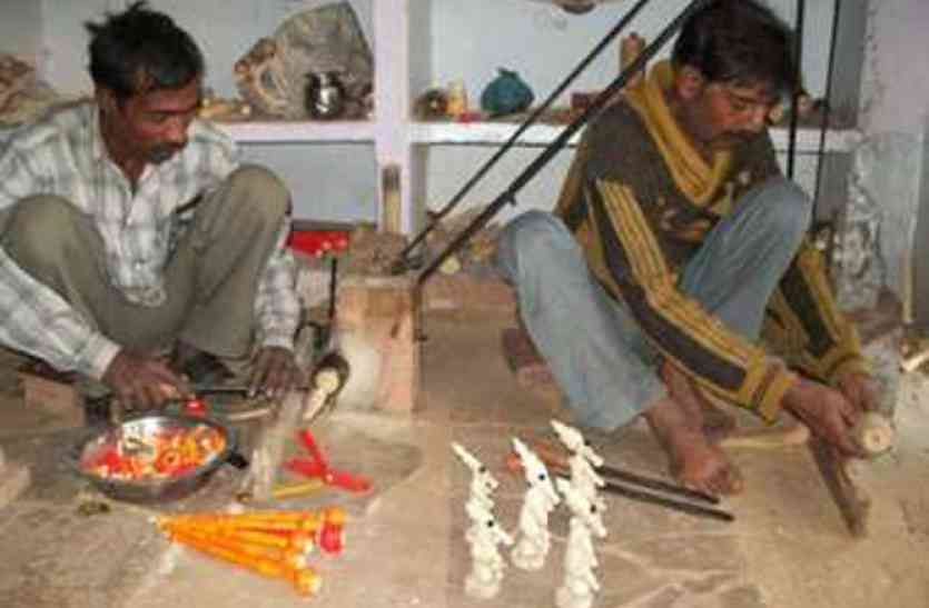 Woodwork industry poor condition in Chitrakoot UP hindi news सिस्टम की लाचारी से मरणासन्न अवस्था में पहुंचा काष्ठ कला उद्योग