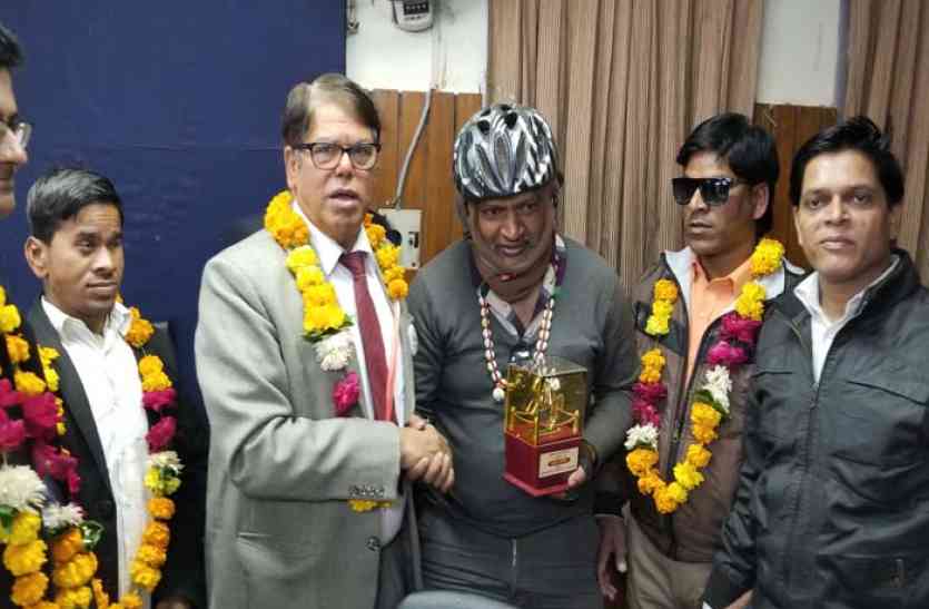 honour of disabled popatrao in jhansi इनका बढ़ाया हौसला और किया सम्मान
