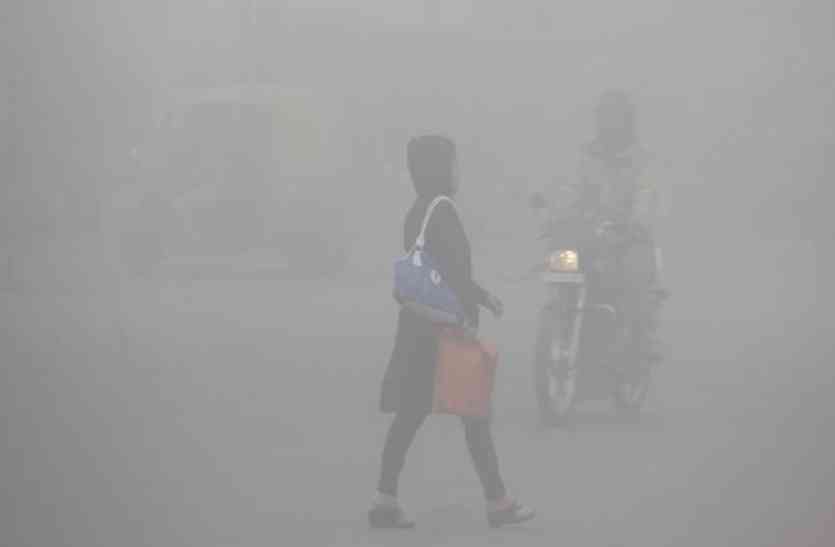 Cold Weather गलन और ठंड ने बढ़ाई स्कूली बच्चों की मुसीबत, डीएम के आदेश पर स्कूल की बढ़ी छुट्टियां