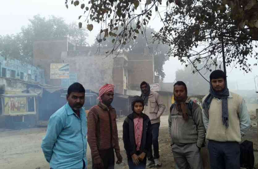 People facing problem due to winter in Chitrakoot UP hindi news कड़ाके की ठण्ड में कांप रहे राहगीर, अलाव न जलने से ठिठुरने को मजबूर