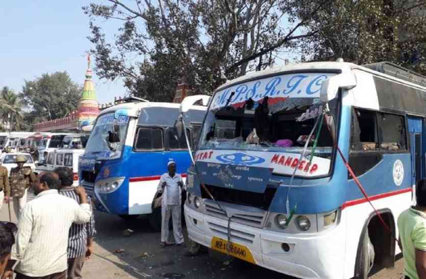 The glass bursts of the buses, the ambush in the city, the security of the police increased बसों के कांच फोड़े, शहर में अफरा-तफरी का माहौल, पुलिस ने बढ़ाई सुरक्षा