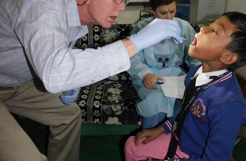 American doctors treated chiled and take salfy अमेरिकन डॉक्टरों ने इलाज किया फिर सेल्फी ली