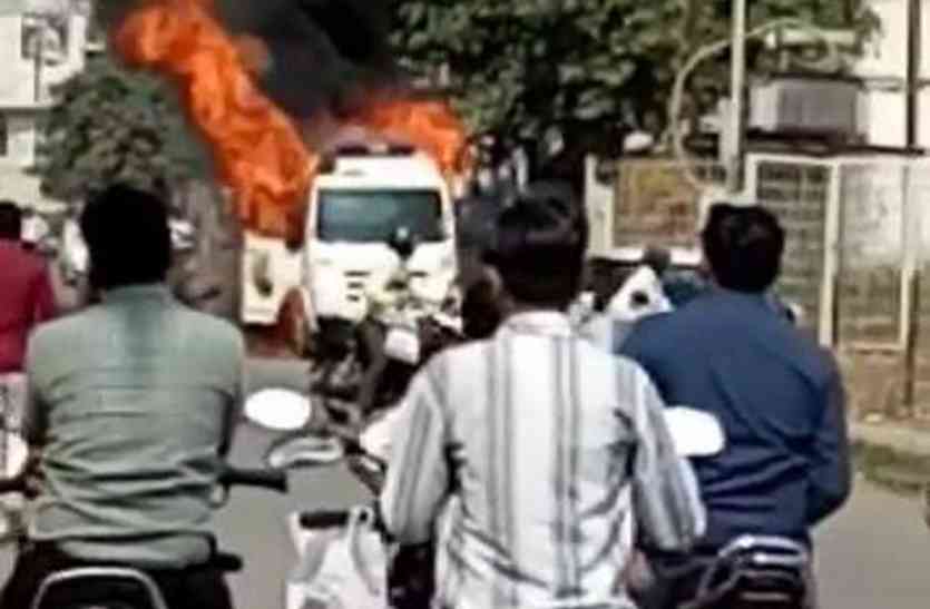 Blasts after fire in ambulance, 7 wounded एम्बुलेंस में आग के बाद ब्लास्ट, 7 घायल