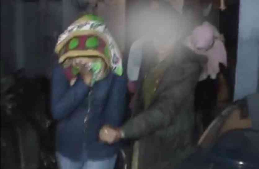 Police expose sex racket in Surya Tower Kanpur UP hindi news सफेदपोशों के इशारे पर चल रहा था सेक्स रैकेट, पुलिस ने सरगना सहित छह जोड़ों को किया अरेस्ट