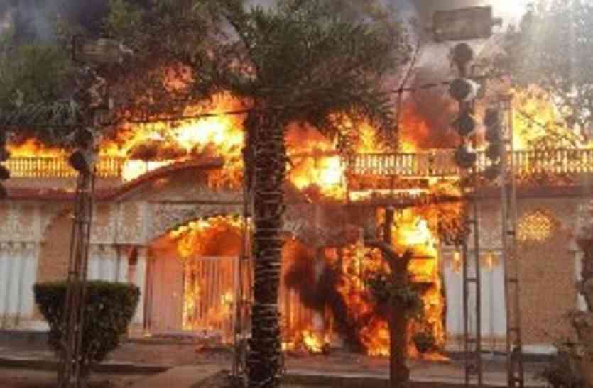 ghaziabad BREAKING- इंदिरापुरम के मिलन बैंकट हॉल में भीषण आग से मचा हड़ंकप, हादसे में लाखों का माल जलकर स्वाह- देखें वीडियो