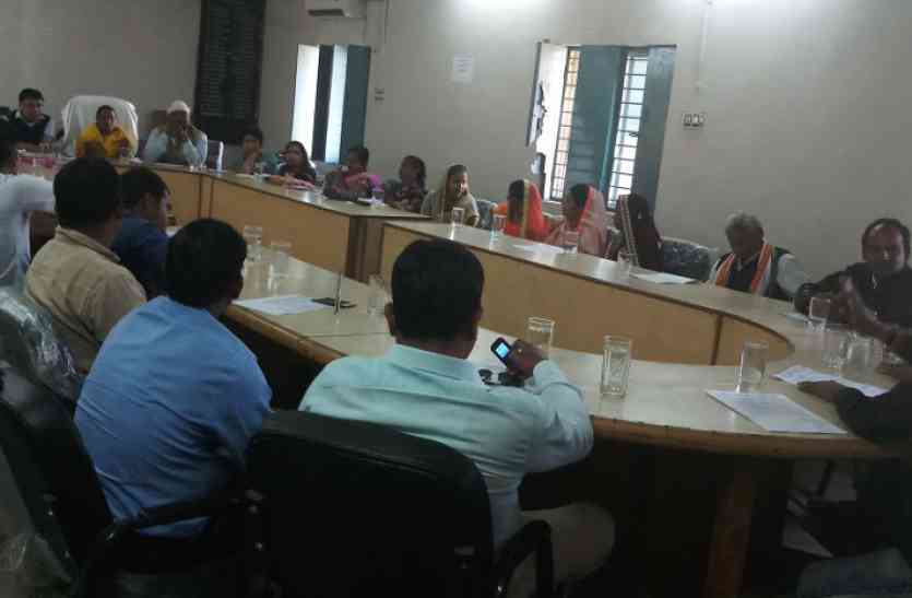 आक्रोशित हुए पार्षद, कहा- पालिका में सिर्फ बैठक, एजेंडा होता है तैयार, फिर चाय पिलाकर कर दिया जाता है चलता आक्रोशित हुए पार्षद, कहा- पालिका में सिर्फ बैठक, एजेंडा होता है तैयार, फिर चाय पिलाकर कर दिया जाता है चलता