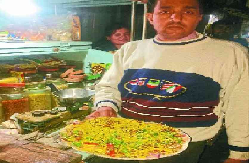 bhel ठेले पर बिकती है गाठिया भेल, खाने मर्सिडीज से आते हैं लोग
