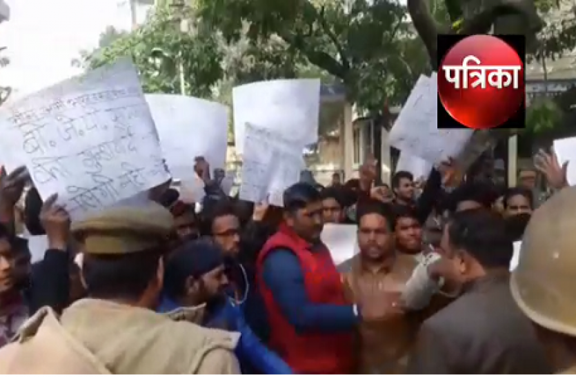 bulandshahar महाराष्ट्र में दलितों के खिलाफ हिंसा पर UP में भीम आर्मी सेना का जबर्दस्त प्रदर्शन, देखें Video