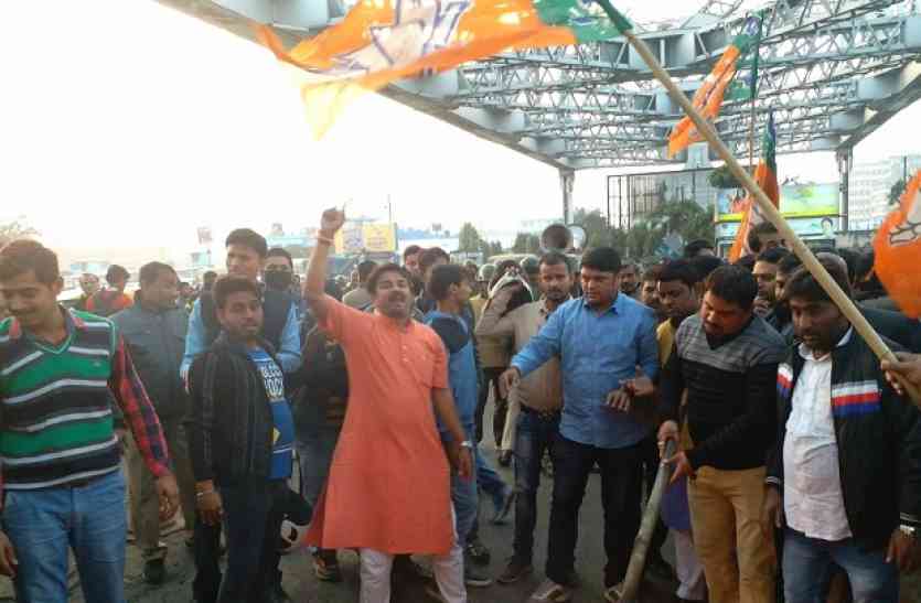 howrah bridge भाजपा समर्थकों ने किया हावड़ा ब्रिज अवरोध