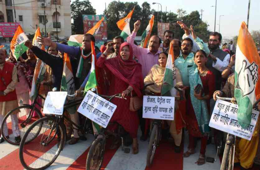 know-why-the-women-activists-put-the-pallu-on-the-bicycle जानिए... सिर पर पल्लू डाले महिला कार्यकर्ता क्यों चलाने लगी साइकिल