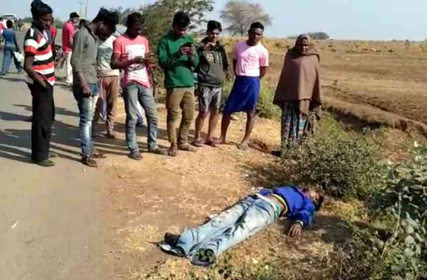 नहर पुल के पास सड़क किनारे मिली लाश, हत्या की आशंका नहर पुल के पास सड़क किनारे मिली लाश, हत्या की आशंका