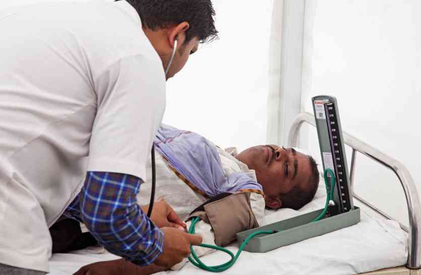 doctor मरीजों की जिंदगी बचाने के लिए अपना खून भी न्योछावर