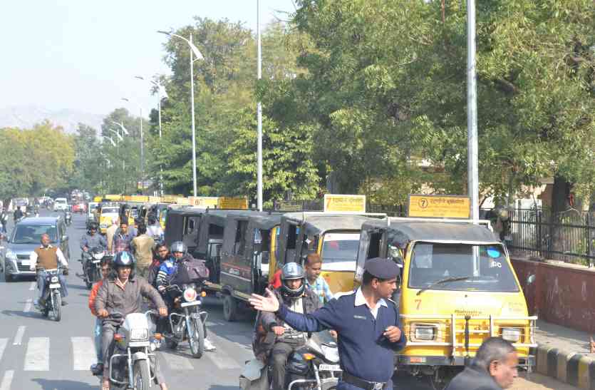 tempo operator agitation against route change बोलीं ट्रेफिक डीएसपी-आता है मुझे सबको ठीक करना, नहीं मानोगे बात तो होगा ये हाल