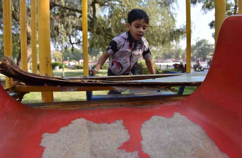 children park OMG! पार्कों में बच्चे खेले तो होंगे हादसों के शिकार