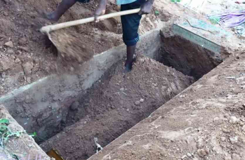 Graveyard 13 दिनों पूर्व दफ़नाए गए शव को कब्र से खोदकर निकाला, कारण जानकर मच गई सनसनी