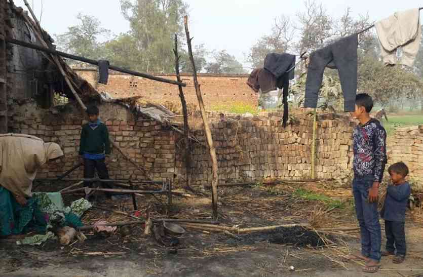 चिंगारी से लगी आग में दो परिवारों की गृहस्थी जलकर खाक चिंगारी से लगी आग में दो परिवारों की गृहस्थी जलकर खाक