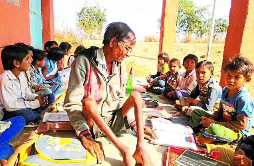 amazing story of mp, inspiration story of physical disabled, physical disabled man teaching, inspiration true story, gwalior news, shivpuri news in hindi, mp news फोटो में दिख रहे इस शख्स की कहानी सुनकर आप भी जिंदगी से लडऩा सीख जाएंगे,पढ़े पूरी खबर