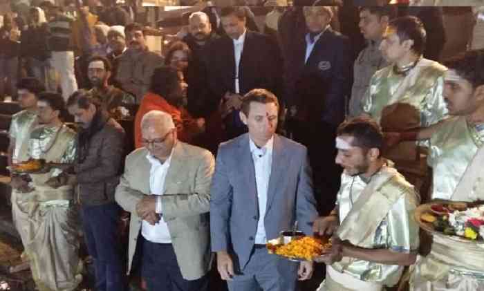 गंगा पूजन करते कनेडियन टीम