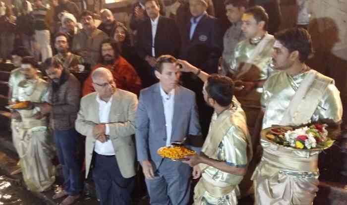 गंगा पूजन करते कनेडियन टीम