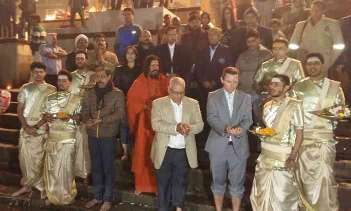 गंगा पूजन करते कनेडियन टीम