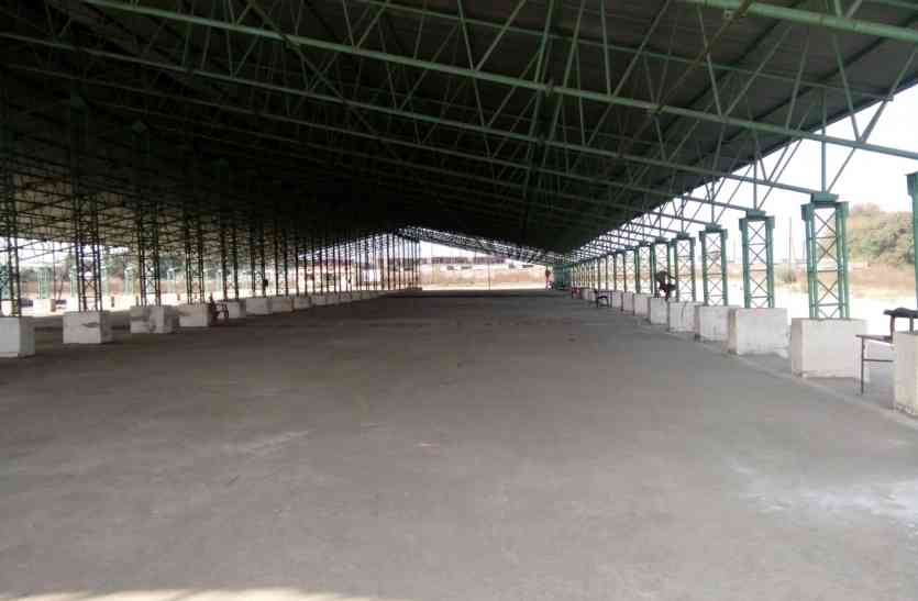 Fruit Vegetable Market व्यापारियों के फेर में बंद पड़ी थोक फल-सब्जी मंडी