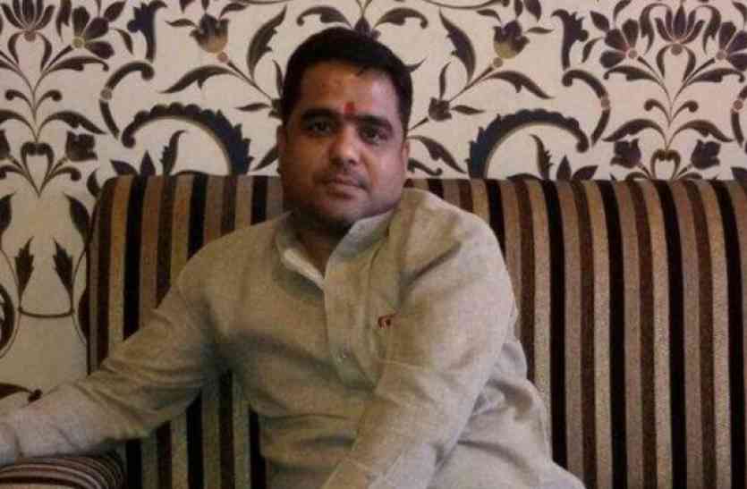Latest update for Congress leader Raju Mishra murder case in hindi,Congress,Congress leader,Rahul Gandhi ,Congress Leader in MP ,Congress Party in Jabalpur ,Congress Leader Murder ,Congress Leader Death in Murder ,Congress Leader Murder Case in Jabalpur ,BJP ,Congress Leader Rahul Gandhi,Sensational Murder in Jabalpur ,Murder,Murder case in Jabalpur ,Murder Case Investigation ,Jabalpur Police ,MP Police ,Latest News in Hindi ,Political Murder ,Murder Mystery,Jabalpur,CM Shivraj Singh,Madhya Pradesh CM Shivraj Singh Chouhan,dgp mp police, Congress leader Murder Case: इस एक कुख्यात शूटर तक क्यों नहीं पहुंचे पुलिस के हाथ