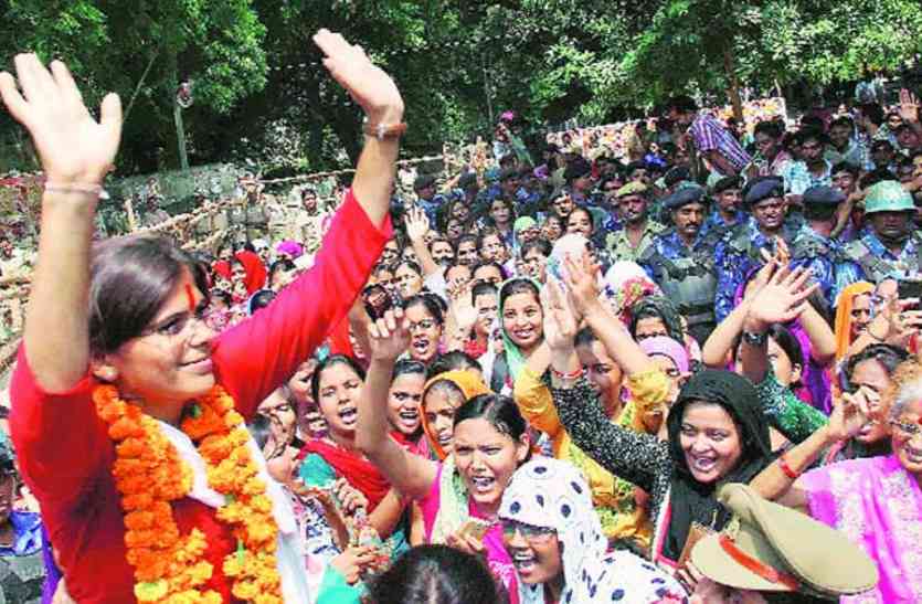 Richa Singh arrested in police इविवि की पूर्व छात्रसंघ अध्यक्ष ऋचा सिंह मुम्बई में गिरफ्तार