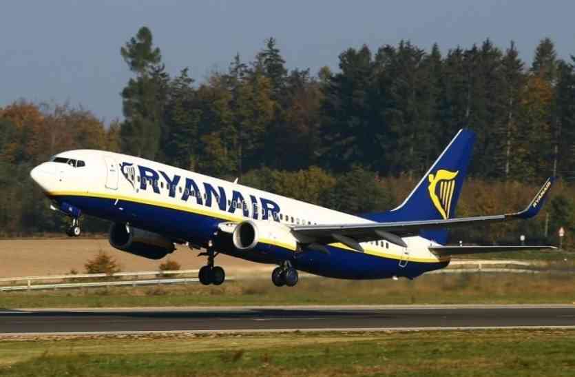 ryanair फ्लाइट में हो रहा था बोर, फिर इमरजेंसी गेट से बाहर निकल करने लगा खतरनाक काम