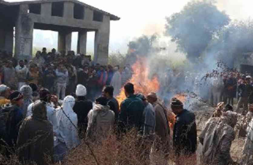 martyr Constable ankit tomar funeral in baghpat ब्रेकिंग: शामली मुठभेड़ में शहीद हुए कांस्टेबल अंकित का पार्थिव शरीर पंचतत्व में विलीन, नम आंखों से लोगों ने विदाई