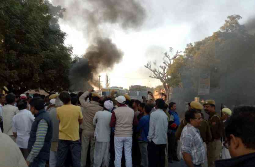 sirohi double murder मां-बेटे की हत्या के आरोप में तीन गिरफ्तार, आक्रोशित लोगों ने उड गांव में किया प्रदर्शन