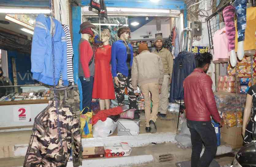 When the robbers hit sensation जब भरे बाजार में कट्टे की नोक पर लुटेरों ने मचाई सनसनी