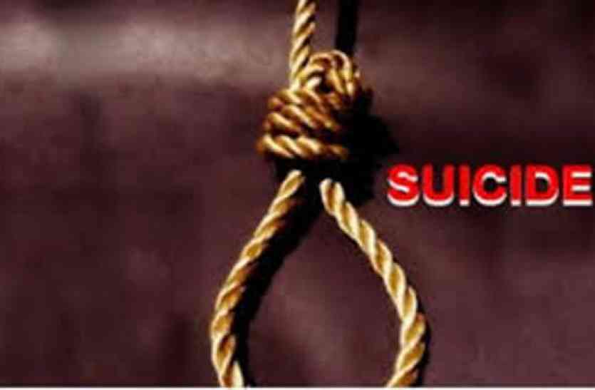 hanging: Husband hanged in home बीबी के इस काम से परेशान होकर पति ने लगा ली फांसी