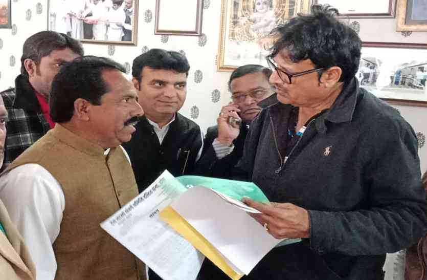 मंत्री को ज्ञापन सौंपा video: टोंक को रेल से जोडऩे के लिए अकबर का प्रयास जारी, अब पंचायतराज मंत्री को भूमी आवाप्त के लिए सरकार के नाम सौंपा ज्ञापन