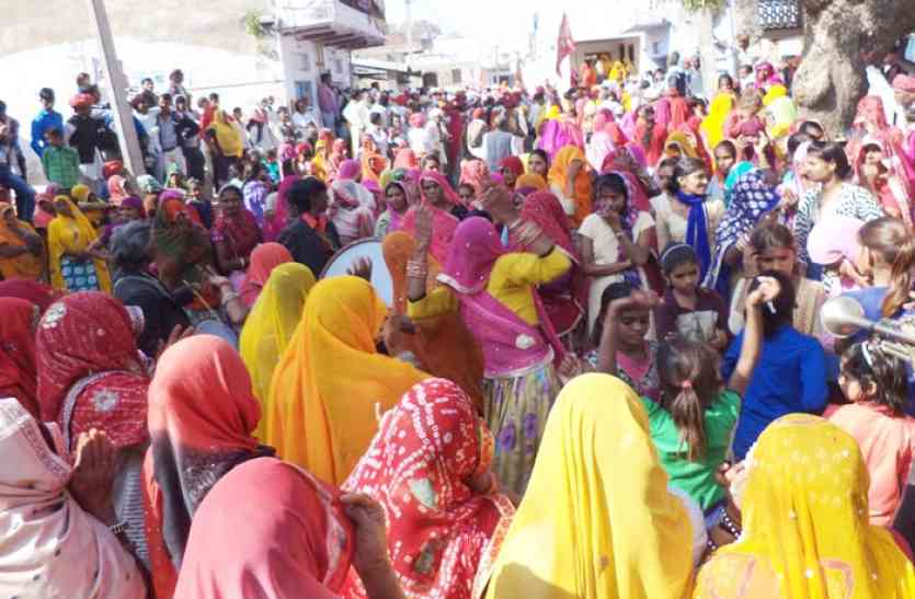 हरिबोल प्रभातफेरी video: हरि के रंग में रंगा दतोब, चार जिलों के 61 गांवों से आए रामधुन मण्डलों ने हरिबोल प्रभातफेरी में लिया भाग