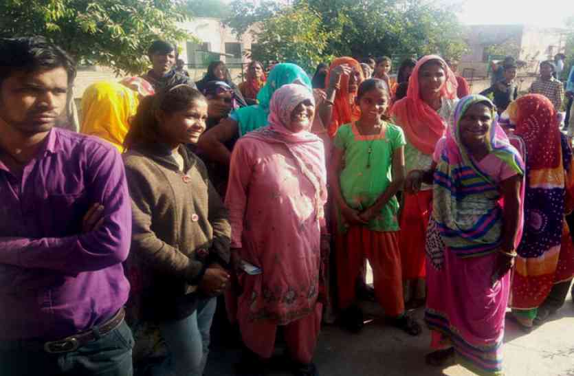 कचरा पात्र वितरण के दौरान हंगामा कचरा पात्र वितरण करने से मना करने पर लोगों ने किया हंगामा, पार्षद ने लगाया कचरा पात्र खरीद में भ्रष्टाचार का आरोप