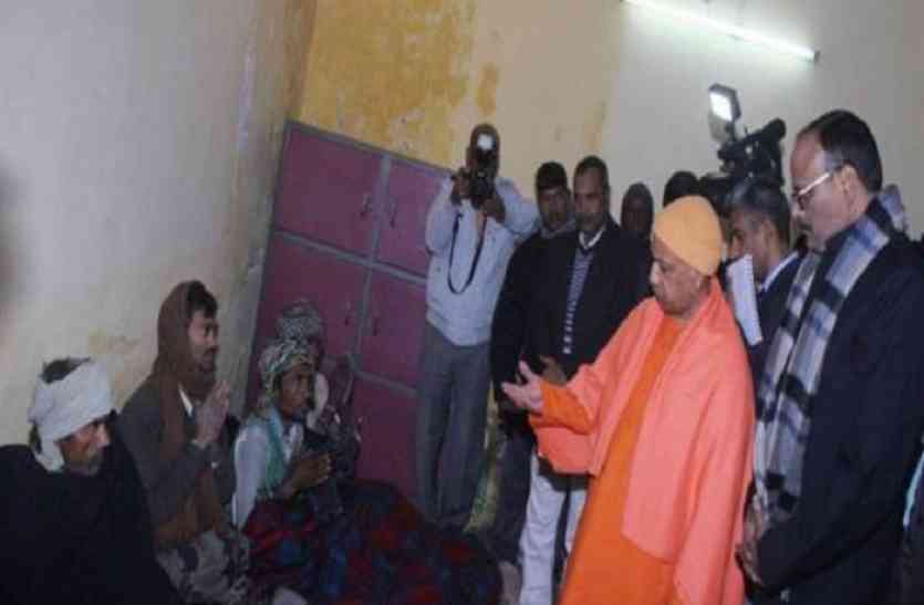 CM Yogi, Cold, Rain Basira, People, उत्तर प्रदेश योगी आदित्यनाथ ने रात में रैन बसेरों का किया निरीक्षण, पूंछा- अरे भाईयों कोई परेशानी तो नहीं है...