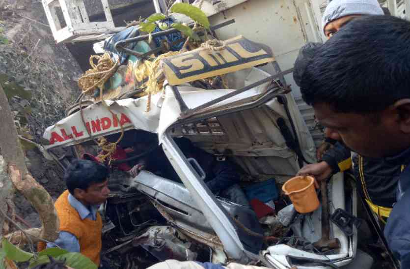 Mini truck overturned बगल में मरा पड़ा था ड्राइवर और रातभर कराहते रहे घायल, गैस कटर से काटकर निकाला गया बाहर- देखें Video